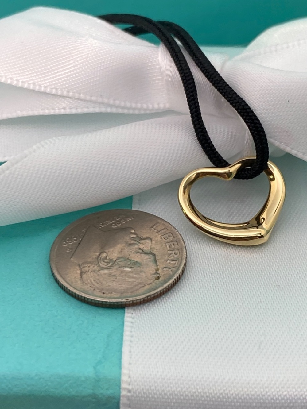 Tiffany & Co. 15mm Vintage Open Heart Pendant in 18K Yellow Gold box and pouch - Picture 3 of 5